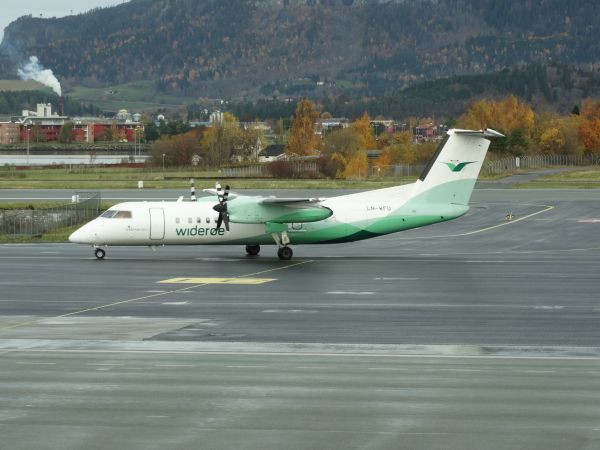 no-wideroe-q300-vaernes-201018-pic3-full.jpg