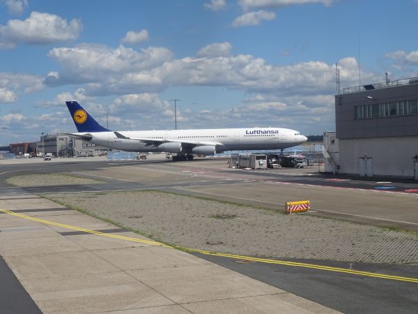 de-lufthansa-a340-frankfurt-290522-full.jpg